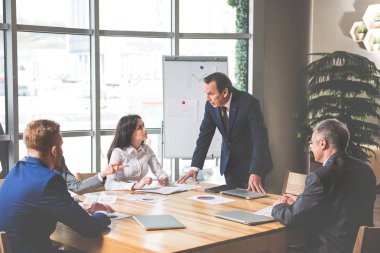 Ciddi işveren çalışanları için konuşuyor