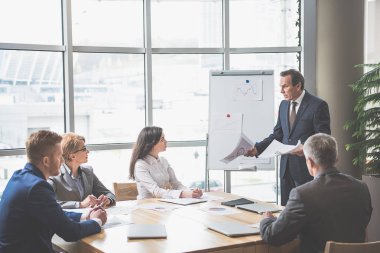 Öfkeli patron ofiste konuşuyor