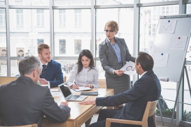Grup toplantısında kendine güvenen insan