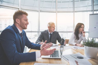 Mutlu adam ofisinde oturuyor