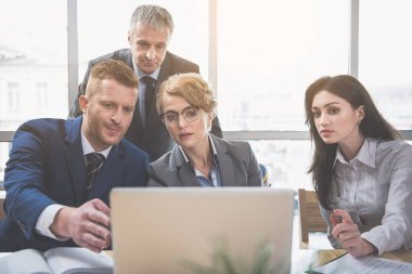 Sakin işçi bilgi görüşüyorlar