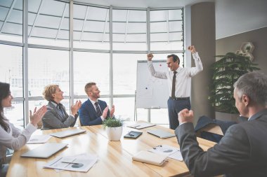 Mutlu çalışan ekip başarı kutluyor