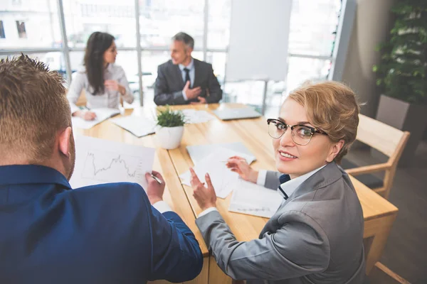 Geconcentreerde werknemers zijn werkzaam in kantoor — Stockfoto