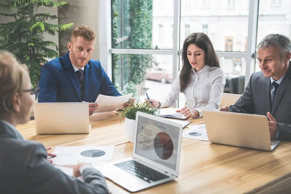 emin iş ofiste oturma grubu