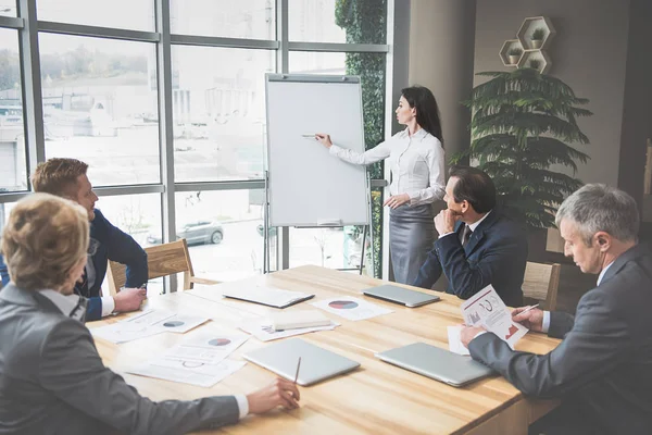 Sakin kadın ofiste duruyor