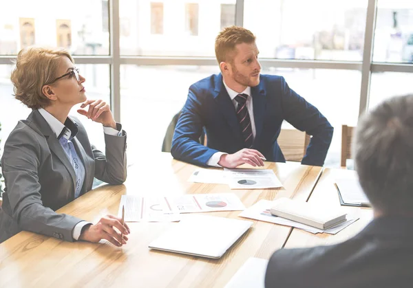 Ofiste oturan kendine güvenen insanlar