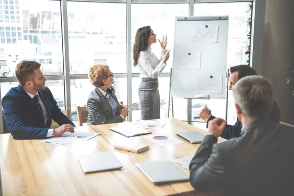 Konsantre çalışanları ofiste ortak çalışma