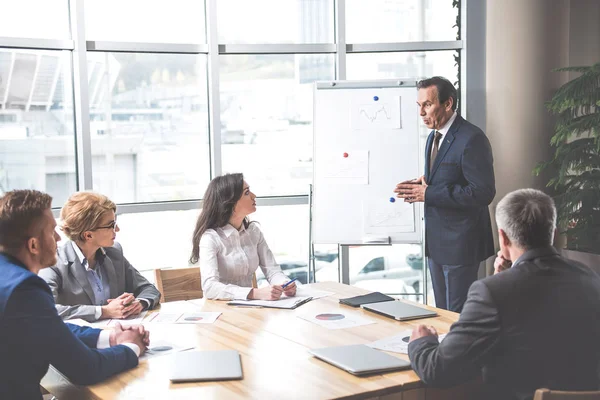 üst düzey patron çalışanlara konuşuyor