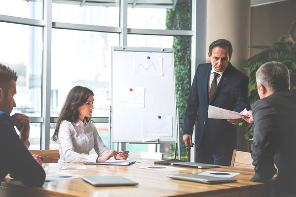 Başarılı insanların iş görüşüyorlar