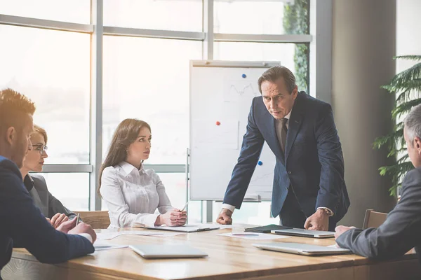 Ernstige man is kijken naar collega 's — Stockfoto