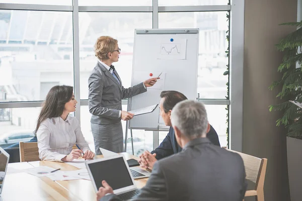 Rustige vrouw is de presentatie van een project — Stockfoto