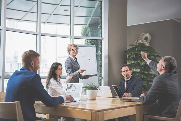 L'uomo e la donna parlano al lavoro — Foto Stock