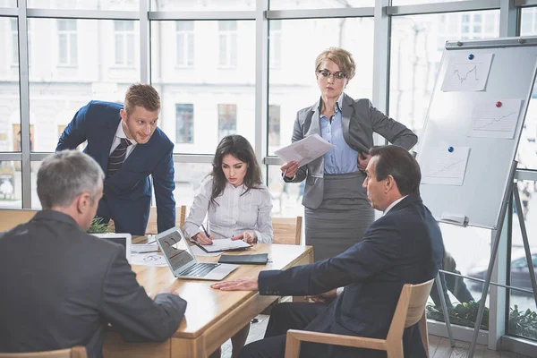 Grupo de empresários estão falando — Fotografia de Stock