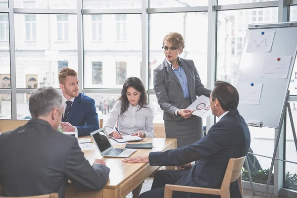 Gruppo di persone fiduciose al briefing — Foto Stock