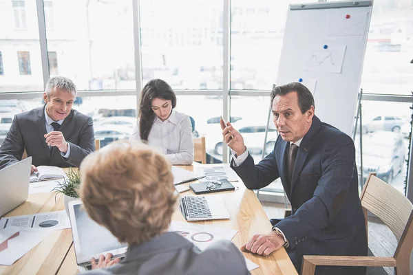 Grupo de personas exitosas en la sesión informativa — Foto de Stock