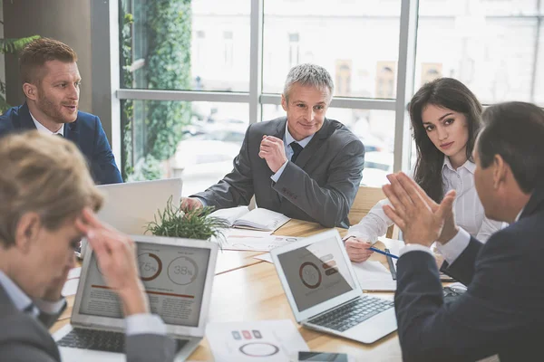 Özenli işçi masa etrafında oturmuş