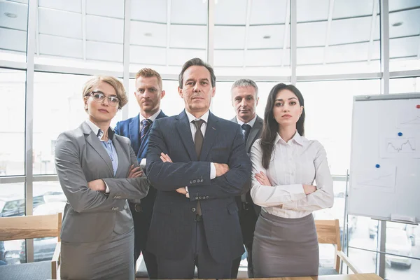 Serieuze mensen staan op kantoor — Stockfoto