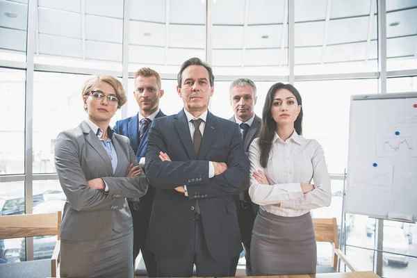 La gente seria está parada en la oficina — Foto de Stock