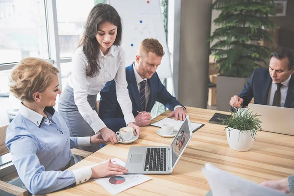 Lavoratori di successo sono seduti in ufficio — Foto Stock