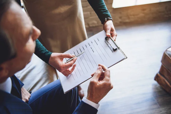 Vrouw met blad met persoonlijke profiel — Stockfoto