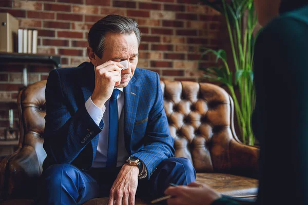 Tiefe Emotionen des Geschäftsmannes mittleren Alters — Stockfoto