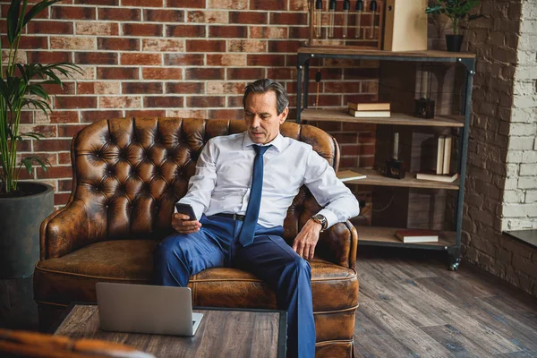 Busy mature man using mobile — Stock Photo, Image