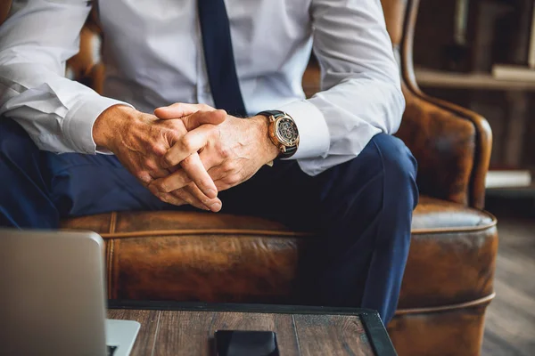 Hombre de traje entrelazando dedos — Foto de Stock