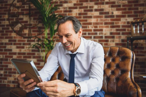 Senior uomo d'affari holding frame — Foto Stock