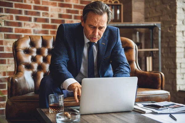 Avskräckt mogen man att skriva på laptop — Stockfoto