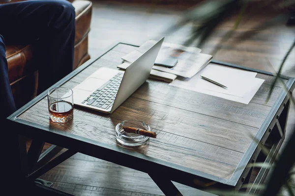 Відкритий ноутбук і алкогольний напій на столі — стокове фото