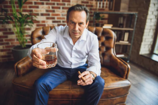 Üveg whiskey-t vezető fáradt üzletember — Stock Fotó