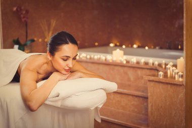 Masaj masasında oturan rahat kız