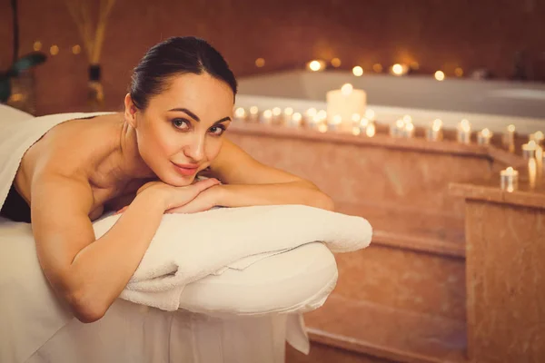 Šťastná mladá žena luxuriating ve wellness centru — Stock fotografie