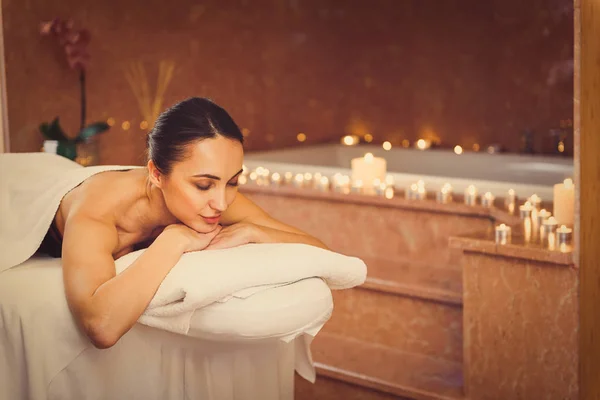 Avslappnad tjej vilar på massagebänk — Stockfoto