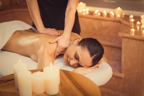 Esteticista profissional massageando costas femininas — Fotografia de Stock