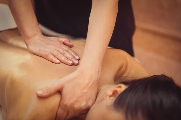 Mujer joven recibiendo masaje profesional — Foto de Stock