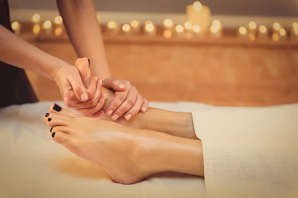 Esthéticienne habile subissant massage des pieds — Photo