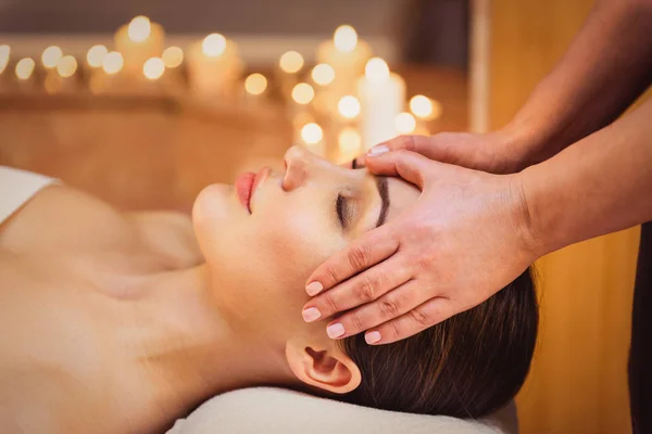 Heitere Mädchen bekommen Gesichtsmassage im Spa — Stockfoto