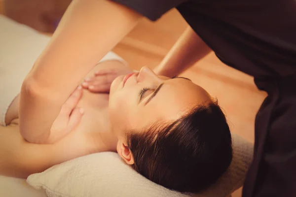 Esteticista hábil massageando corpo feminino — Fotografia de Stock