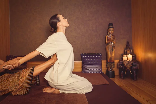 Serena menina desfrutando tailandês massagem — Fotografia de Stock