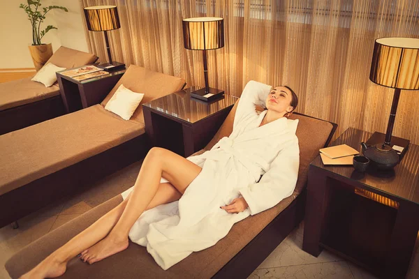 Menina calma desfrutando de tratamento de spa — Fotografia de Stock