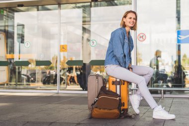 Mutlu genç kadın seyahat için hazırdır