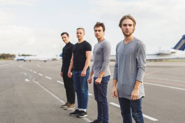 Genç erkekler seyahat için hazır