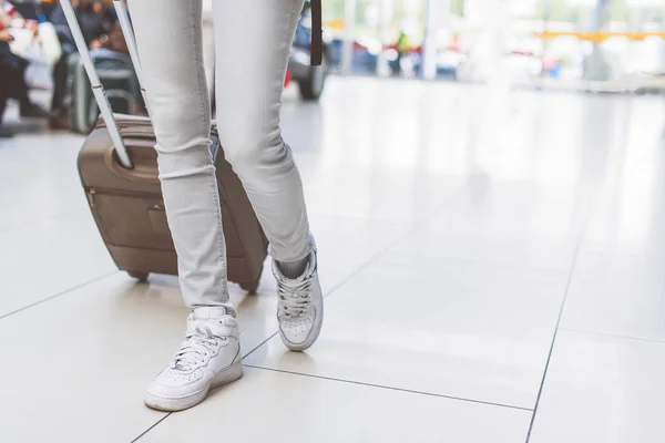 Молодая девушка ходит с багажом — стоковое фото