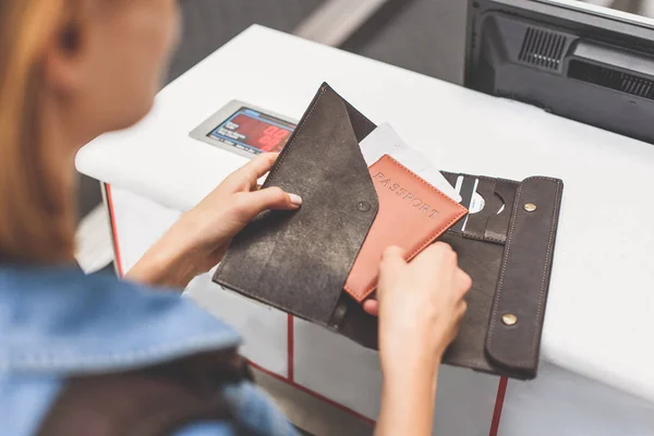 Mujer joven mostrando documentos para la salida — Foto de Stock