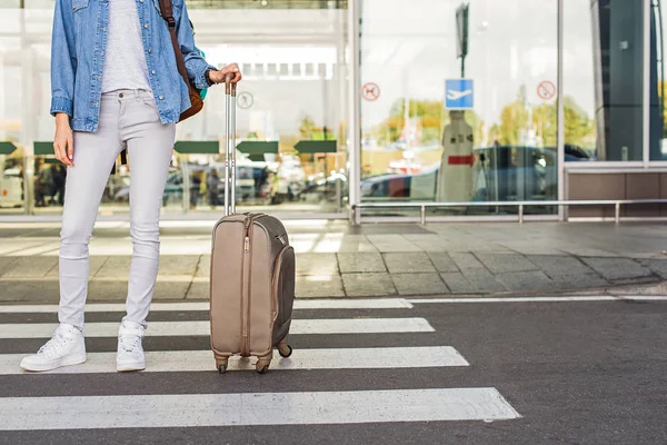 Ragazza in attesa di trasporto con bagagli — Foto Stock