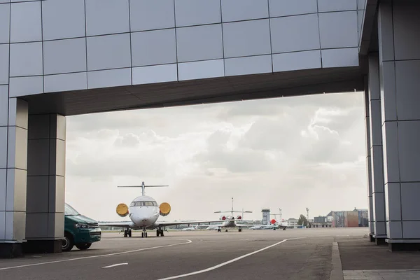 Grandes aviones en el aeropuerto antes del vuelo — Foto de Stock