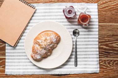 Fransızca simit hafif öğle yemeği için pişmiş