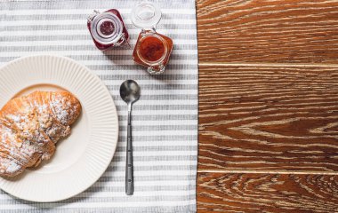 Taze ekmek ve meyve jöle