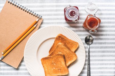 Kahvaltı için plaka üzerinde kızarmış tost